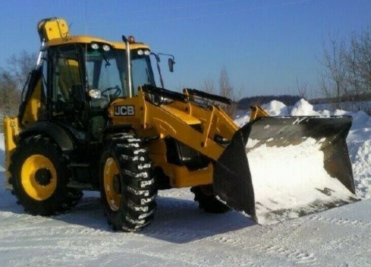 Уборка снега трактором JCB