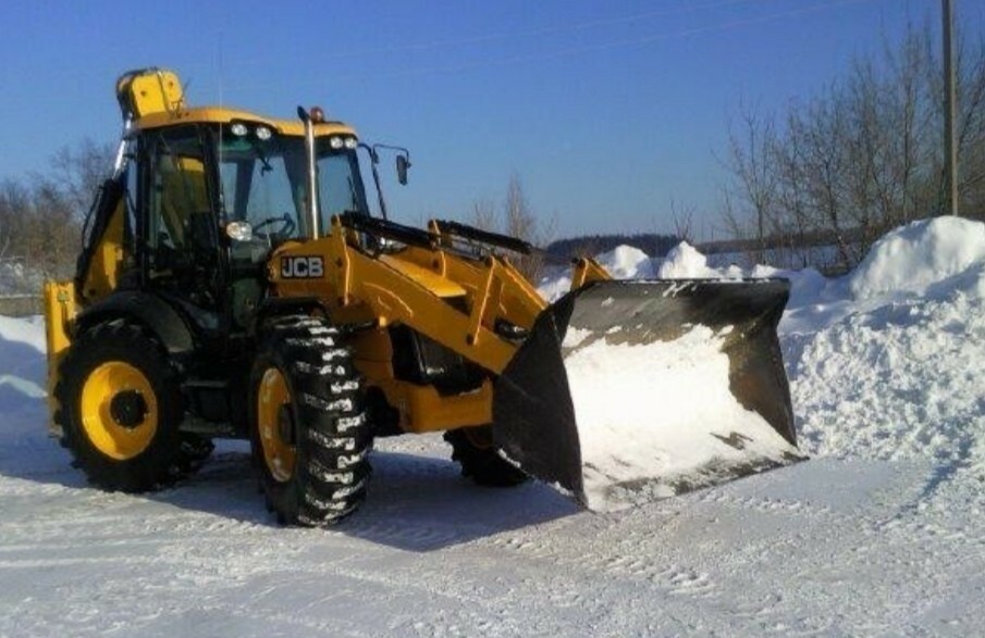 Уборка снега трактором JCB